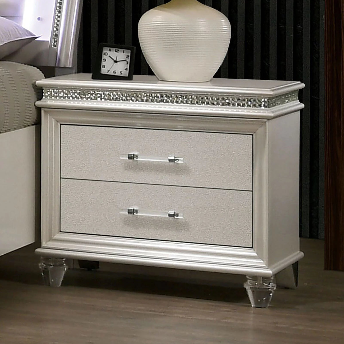 Pearl White 4pc Queen Size Bedroom Set Dresser Mirror Nightstand H603689
